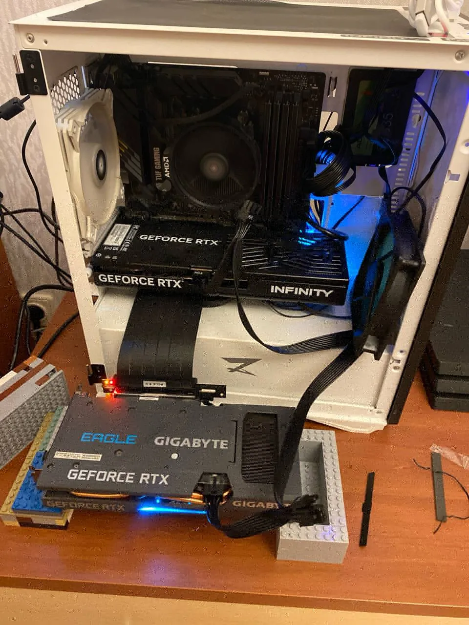 Домашний компьютер с RTX 5060 Ti внутри корпуса и RTX 3060 на райзере.